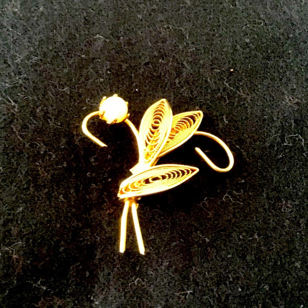 Vintage gold pin with a pearl
